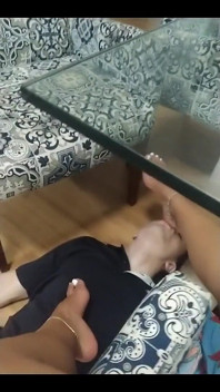 ทาสเท้าอยู่ใต้โต๊ะ