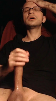 Un homme hétéro se branle et jouit
