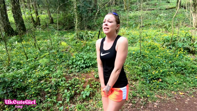 UKCuteGirl Lucy Lauren: A trebuit să wee afară în timp ce te uitai: disperat...