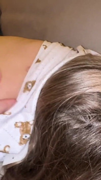 现在 18 岁的少女穿着彩色袜子，享受舌头稳步插入她们的屁眼