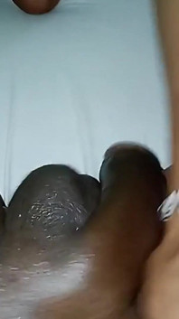 Elle se rase ma grosse bite noire puis la baise, résultat final