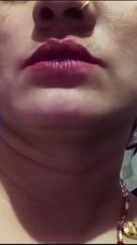 모든 팬에게 섹시한 입술을 키스하는 인도 바비