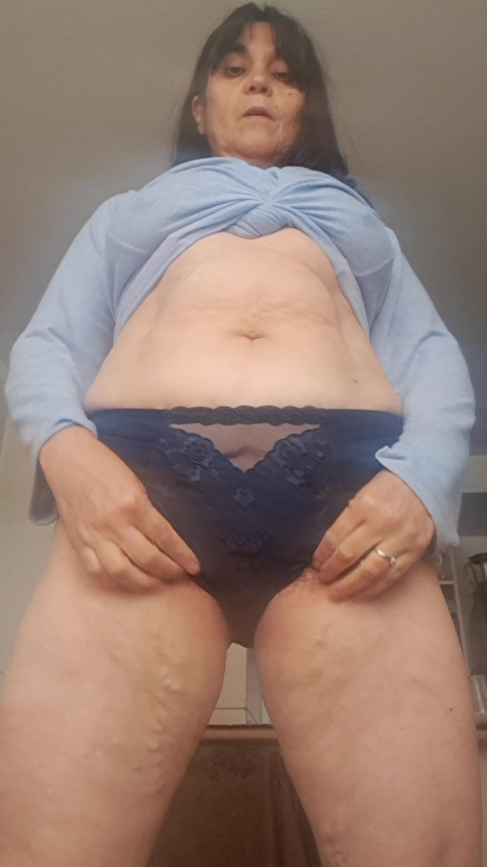 Mommy big hairy pussy: Дружина розтягується і показує щось більше