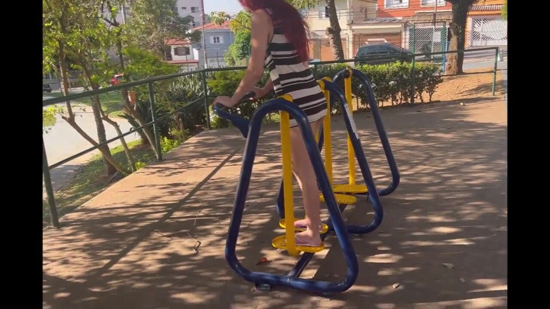 ksalnovinhos: 내 마누라를 공원으로 데려가 과시해