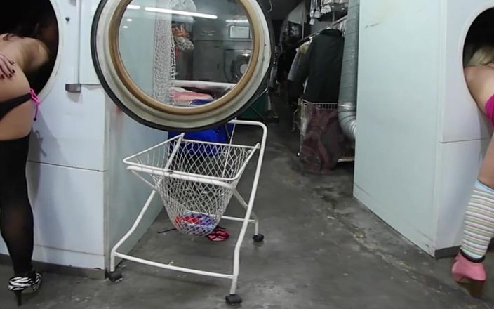 Thagson VR 360: Čtyři velmi sexy dívky v prádelně začnou používat své vibrátory...