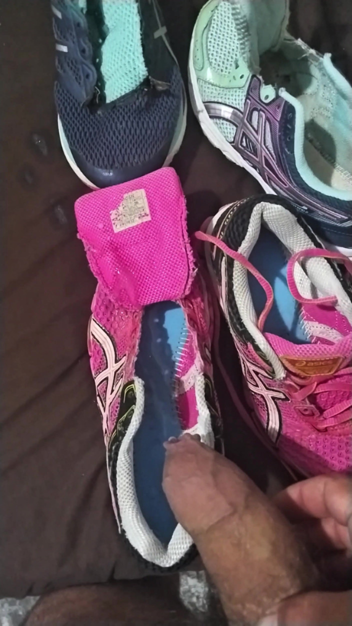 Sneakerfetish_BR: Er zijn zoveel sportschoenen op het bed zodat ik plezier...