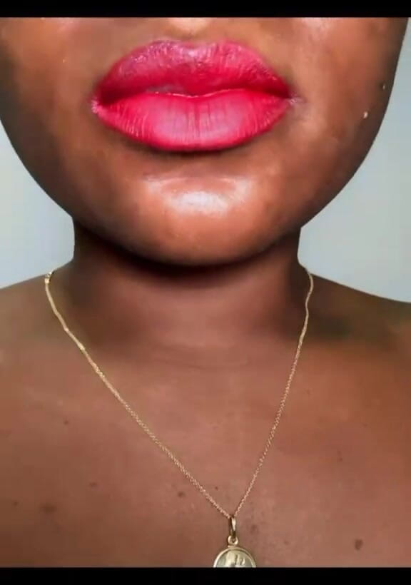 African Fart Queen: Video xì hơi tùy chỉnh trong chiếc quần da đắt tiền
