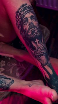 Wytatuowana milf zapewnia najbardziej przewrotną tłustą footjob w historii