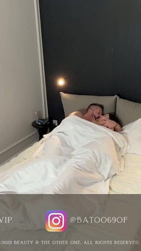 Küçük memeli minyon amatör orta yaşlı seksi kadın yatmadan önce kocası tarafından çok sert sikiliyor