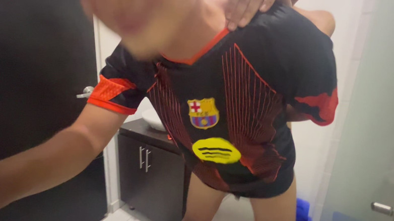 Tomas Styl: Femboy går in i badrummet medan hans styvbror är där och...