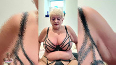 Uk Joolz: Cewek sange ini lagi asik muasin memeknya pakai lipstik warna...