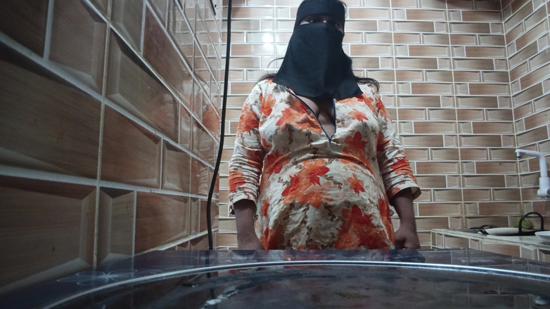 FutureLot8: Gadis imut india lagi asik muasin memeknya pakai baju paling...
