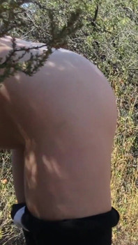 Tiro con preñada rubia por entrenador personal al aire libre