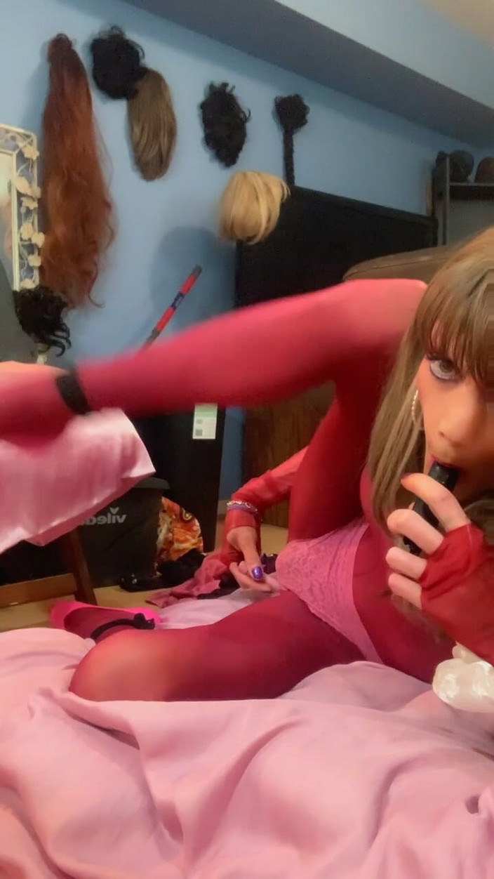 Lisa Luvly: Seksi ben, burgonya giyiyor