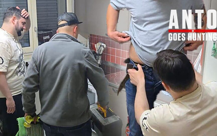 AntoGoesHunting: Aku yakinkan tukang ledeng yang ganteng ini untuk mencoba blowjob...