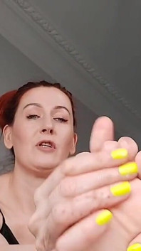 O mamă sexy rusoaică senzuală își masturbează pizda păroasă. Adoră-mi găurile delicioase! Ginnagg
