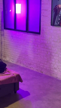 Entre Bastidores: Sumiso Enjaulado Se Pone Duro Por Su Amante Con Strapon - BDSM - Pegging Francés