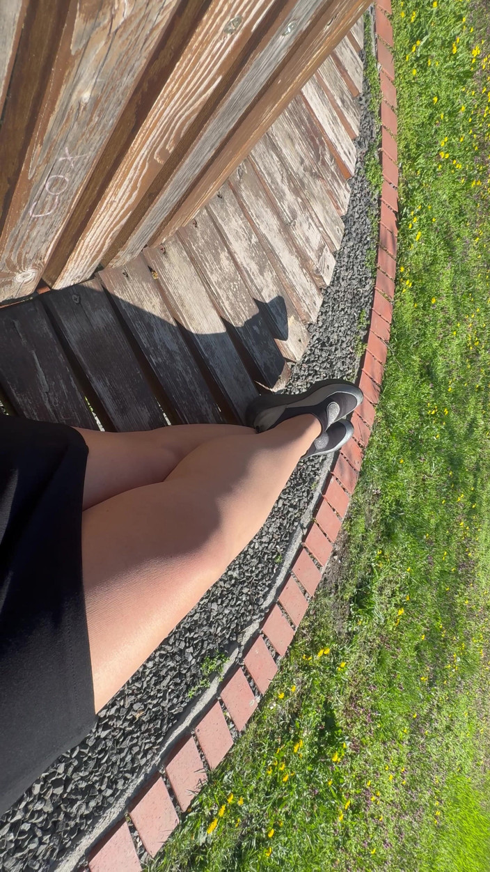 Step Mommy: Sexy matrigna bollente è eccitata e si accarezza su una panchina...