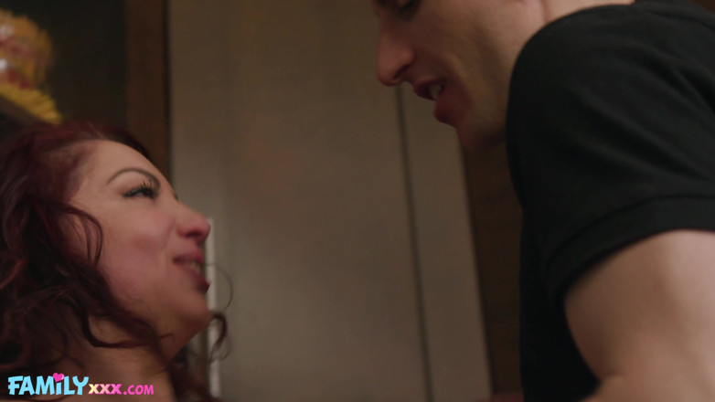 FamilyXXX: Kiki daire ama quanto è cresciuto il suo figliastro