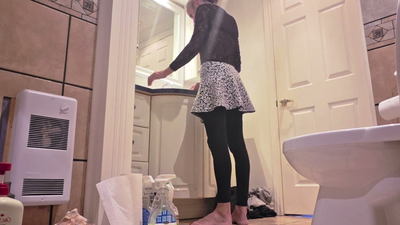 Filomena: Sexy Filomena Cleans Her Bathroom