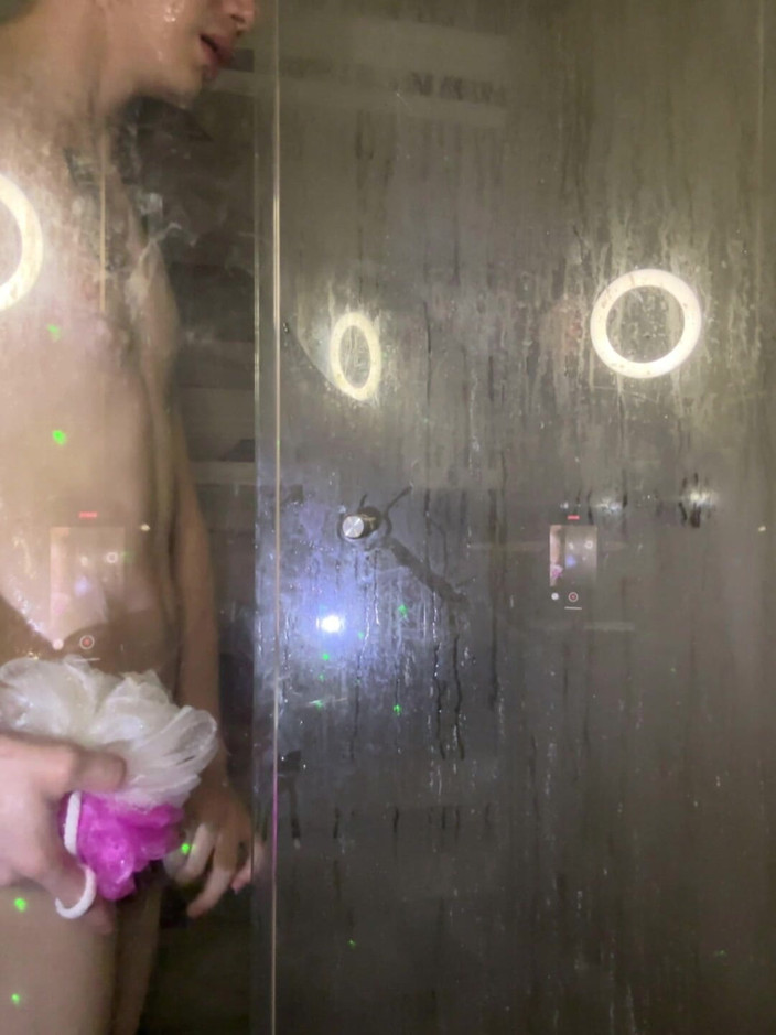 Nico Mucci: Video alami mandi