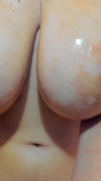 सुंदर Myla_angel के तेल से सने स्तन हॉट शो!