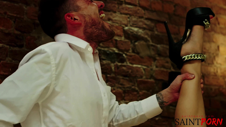 SaintPorn: Victoria Summers là bà nội trợ lý tưởng