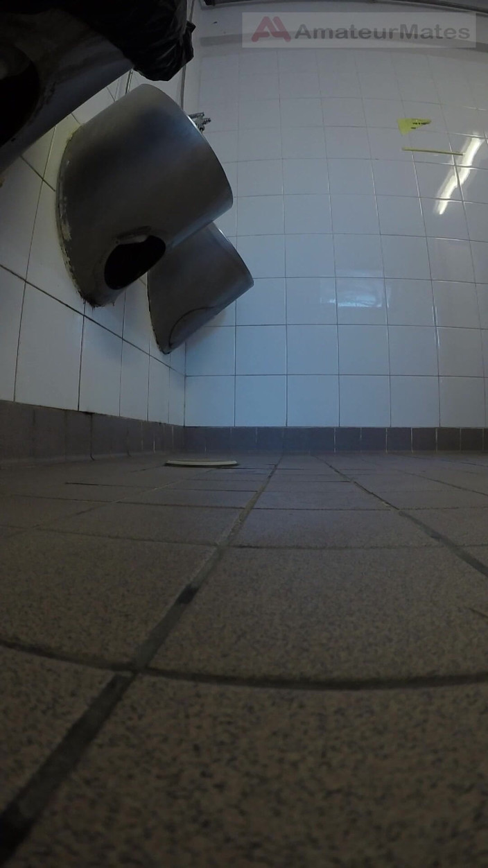 AmateurMates: Amatérští chlapci v teniskách masturbují a zkouší honění na pisoáru...