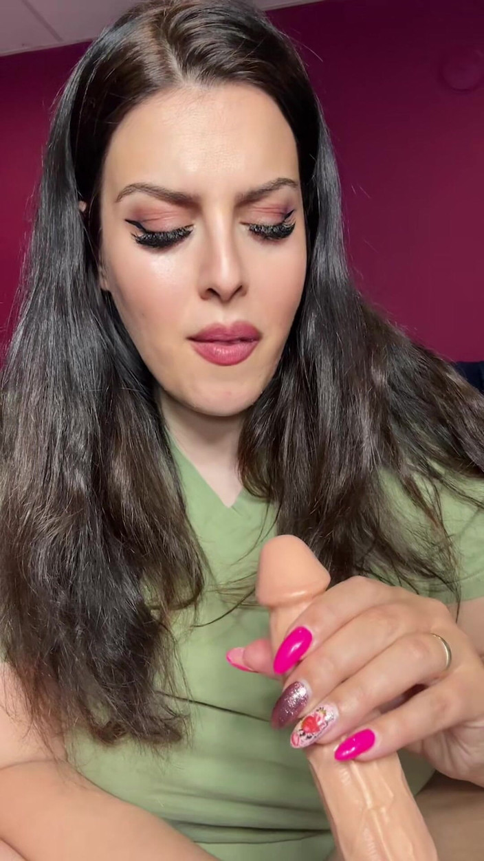 Young_strawberry: Madrastra dice: tu mano está herida deja que la madrastra...