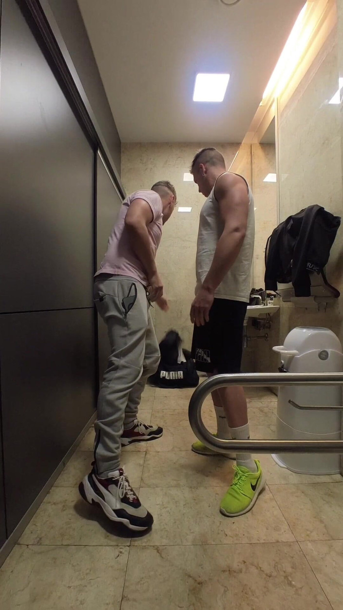 Carlos and Hector: Sex în baia publică