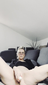Mia Hase a její sebe-šukání se Všemi Stefany našeho světa. To je super...