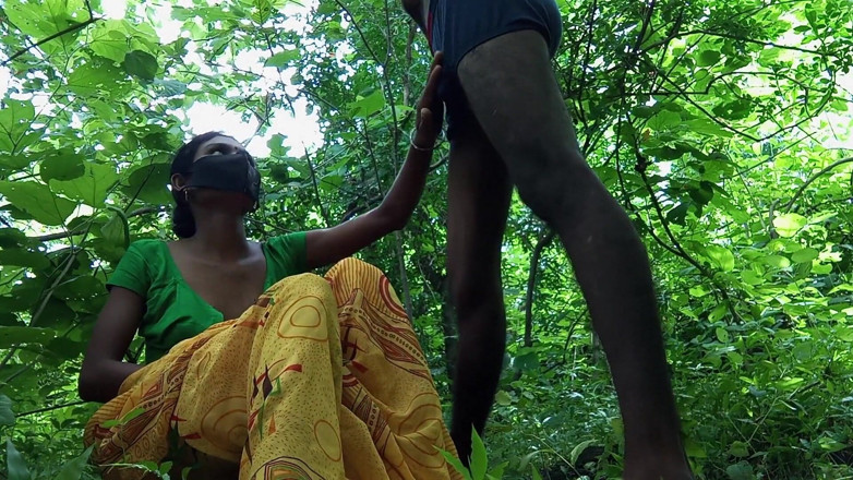Premi pooja: Casal indiano da vila chegando em tempo rápido na área mais...