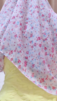 Punto Di Vista: Una Ragazza Malese Hijabi Che Si Sente Sexy in Tuta Gialla Che Mostra Il Suo Corpo E Culo Grosso