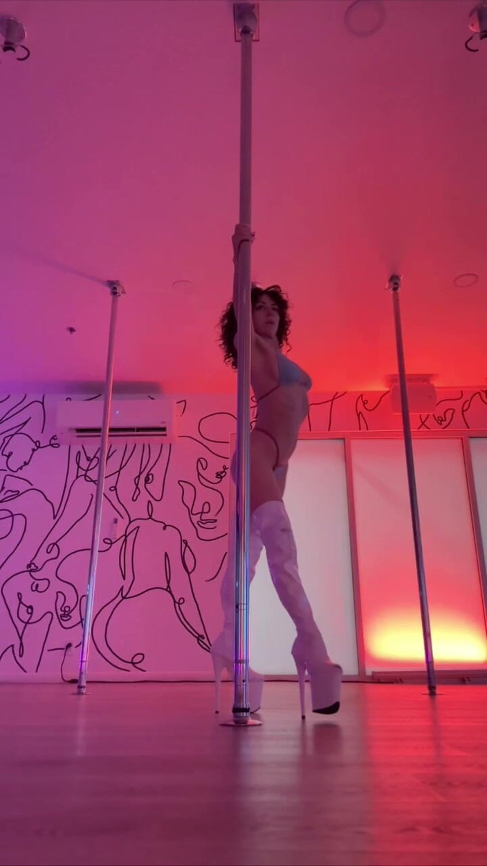 SavvyStar: Pole Dancing