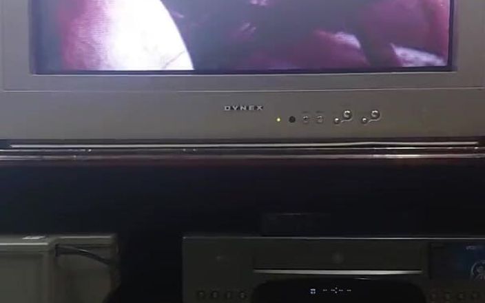 Au79: Masturbuje się na starym telewizorze, ale przypadkowo uderzyłem kamerę podczas...