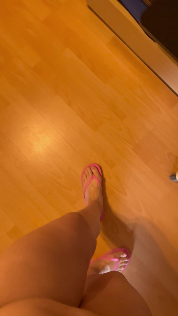 Feet: POV: Suoni di infradito a piedi