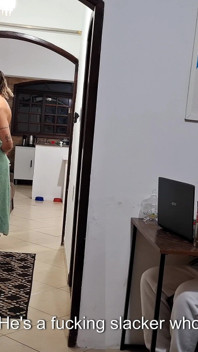 Istri asli selingkuh dari suaminya sambil pakai headphone sama pria pengantar barang.