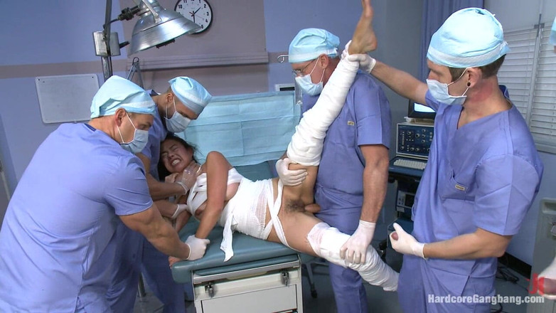 Hardcore Gangbang by Kink: Dana Vespoli的医疗事故幻想成真！
