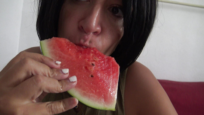 Stepmom Susan: Збуджена французька арабка з натуральними цицьками їсть соковитий кавун