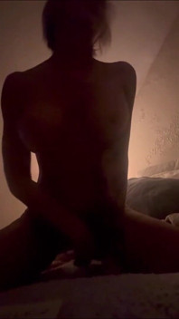 剪影风格独奏。Sexivix 与她的振动！XXX