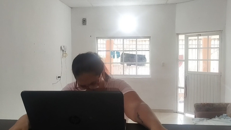 Adribella69: Dona de casa paga um técnico com um bom boquete...