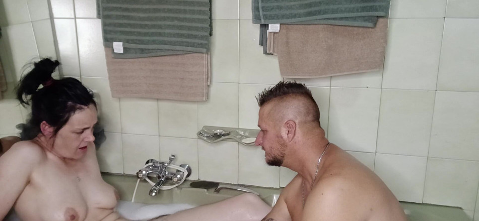 Bigjoefuckalott: 私と義理の妹が風呂にいる