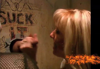 Carol Cox - The Original Internet Porn Star: Bionda matura porta un'amica giovane al gloryhole