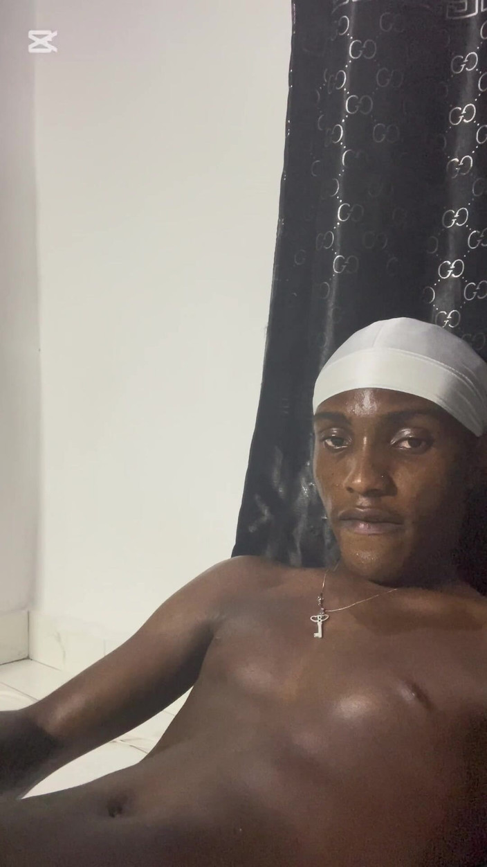 Aded-Toxic: Mladá Twink s velkým černým pérem