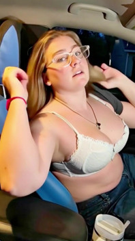 Me Desnudamos Afuera En Mi Auto Mostrando Mis Enormes Tetas Frotandome En Mi Primera Película