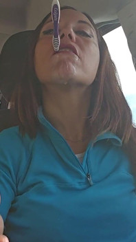 Mycie zębów w samochodzie