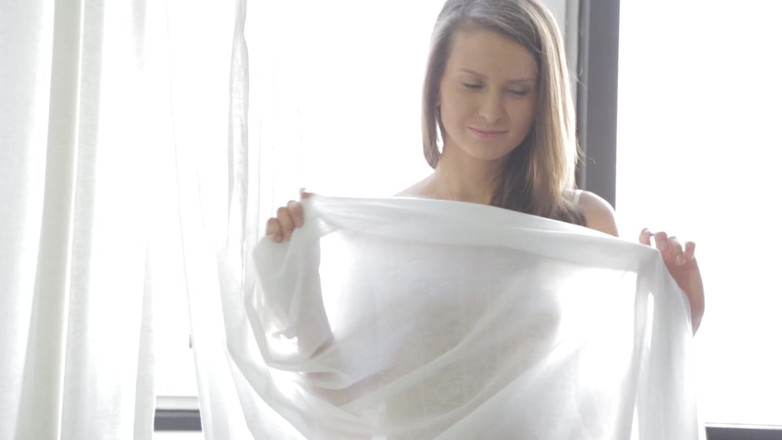 Adult Deluxe: Seksowna brunetka modelka rozbiera się i masturbuje