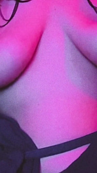 MILF seksi bermain dengan buah dada bertindik