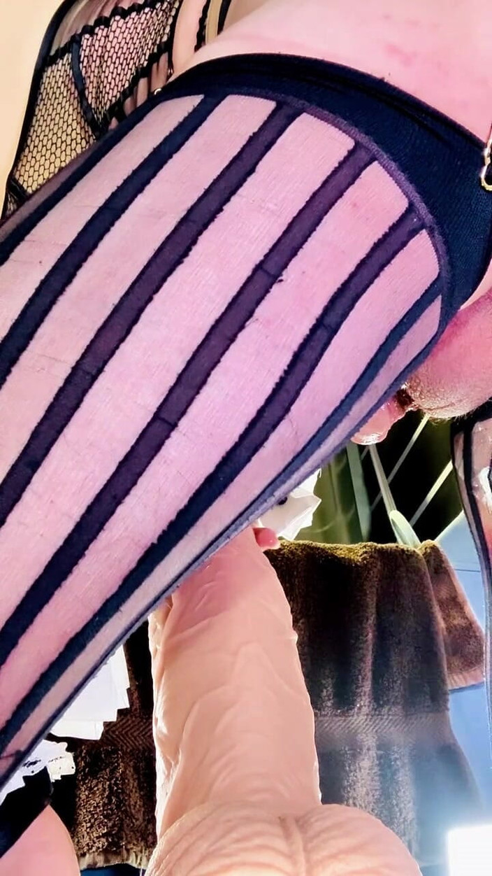 Benito414: Seksowna maminsynek TS Pokazuje śliczne czarne pończochy bielizna bielizna W / out...