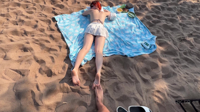 Darcy Dark: Ketemu orang asing di pantai